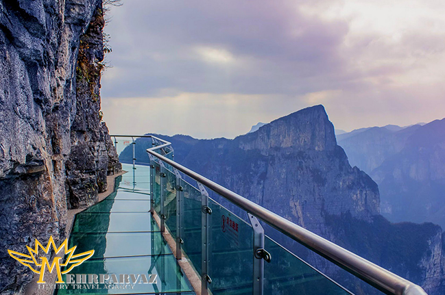 جسارت و نترس بودن خود را روی پیاده رو شیشه ای کوه تیانمن چین امتحان کنید!