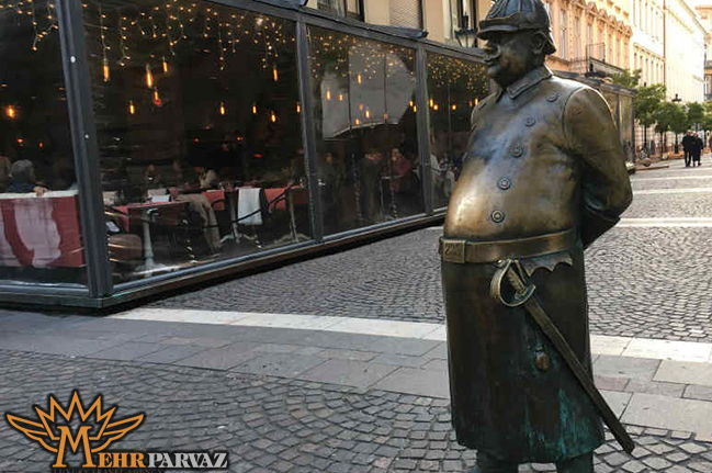 مردم بوداپست یک خرافه عجیب درباره شکم مجسمه پلیس در بوداپست دارند