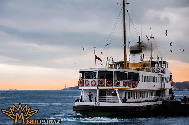 مسیر بین منطقه Göztepe و Karşıyaka را قایق سواری کنید