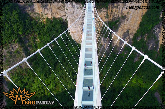 پل معلق شیشه ای در پارک ملی شینیوژای چین
