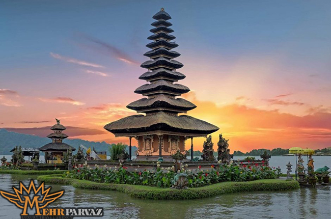 معبد معروف بالی در میان غروب  و دریا