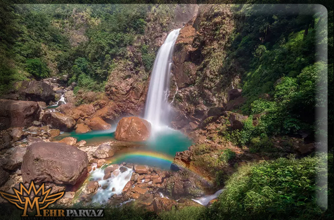 نمای زیبا و دیدنی از آبشاری در هند 