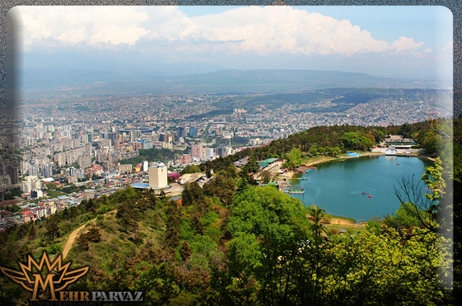 نمای زیبا از شهر و دریاچه لاک پشت گرجستان 